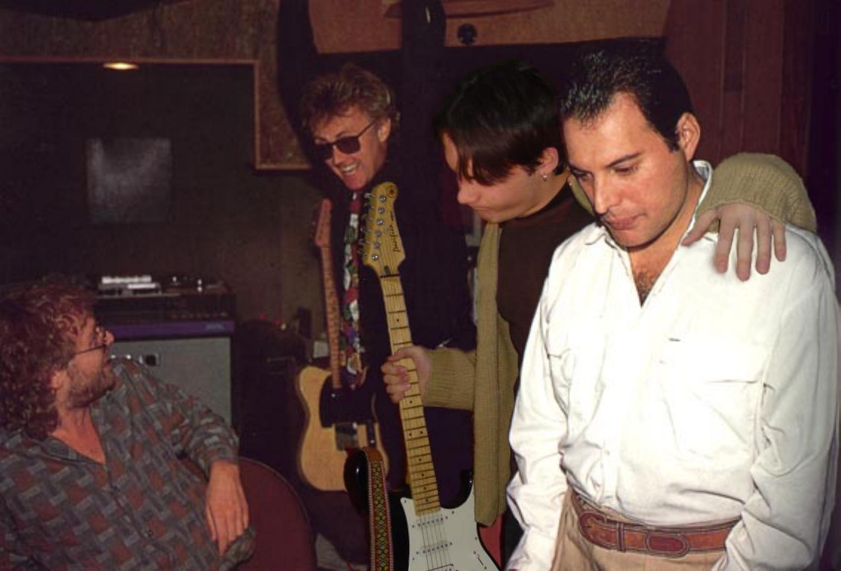 Me, my guitar and...Freddie!!!