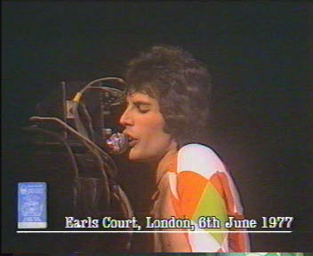 Fred singin' Killer Queen in London (1977)