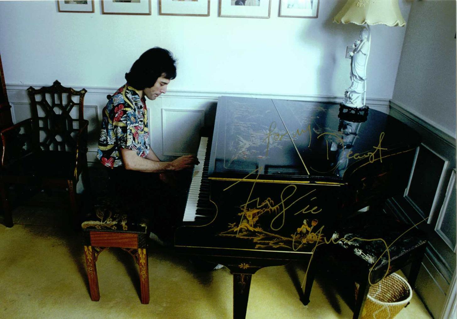 ORIG. SIGNED PHOTO FROM MY OWN QUEEN COLLECTION!! 