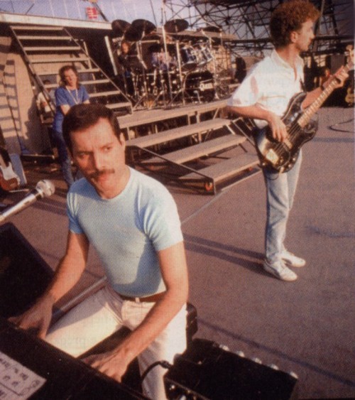Freddie and John rehearse for a Magic Tour gig