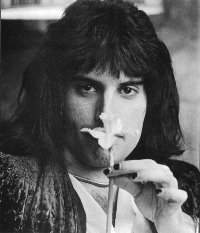 freddie con una florecita!!