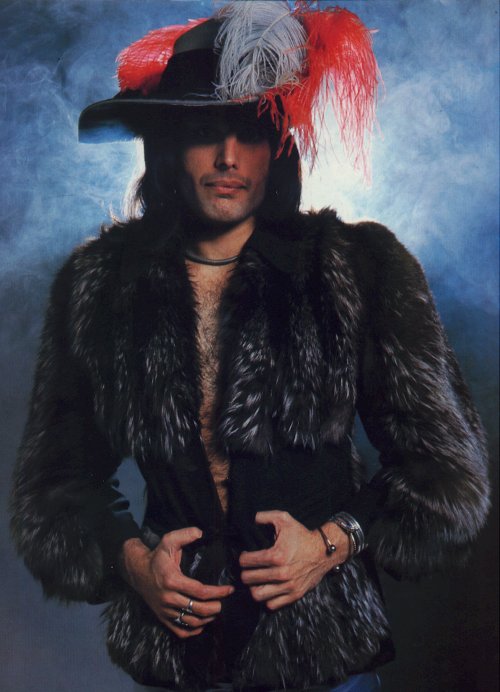 freddie dressed at modern age style