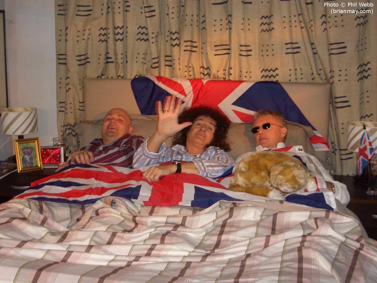 Queen + al murry in bed 