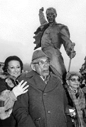 Montserrat, Bomi (RIP :'( ... ) and Jer in front of Freddie's statue, Montreux