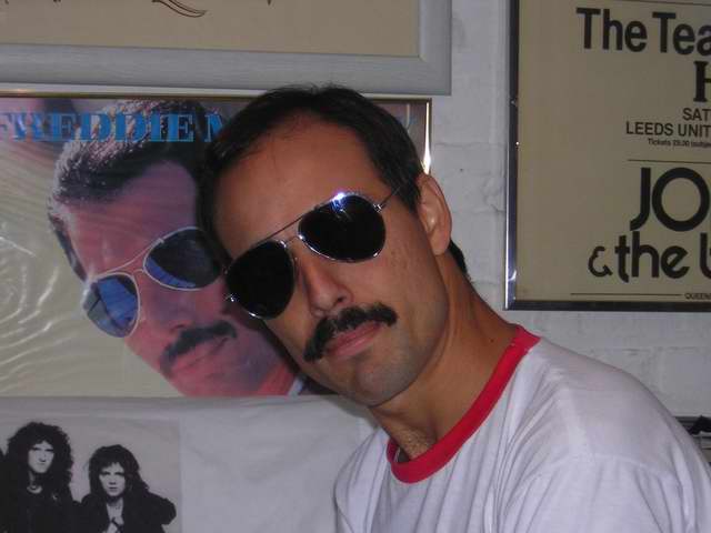 Pablo Padín (Cantante de Dios Salve...) en Londres... o es Freddie???