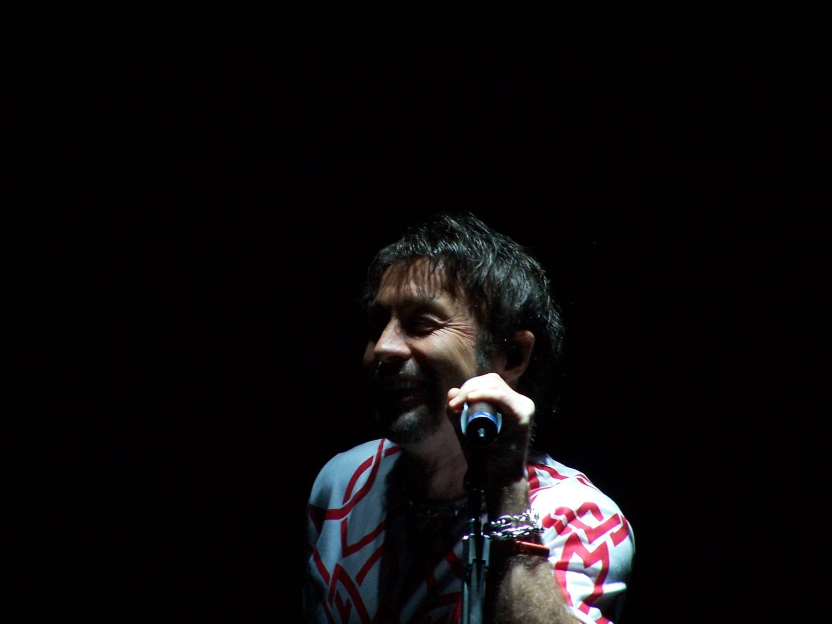 Paul Rodgers performs Reaching Out at Brixton Academy