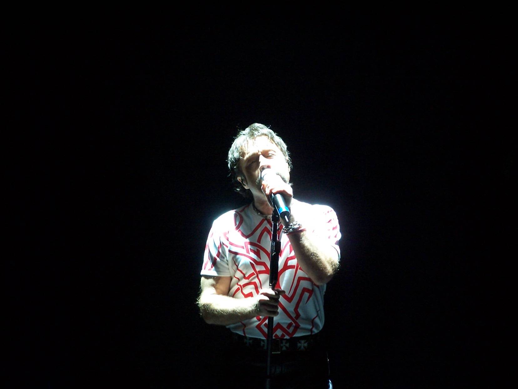 Paul Rodgers performs Reaching Out at Brixton Academy