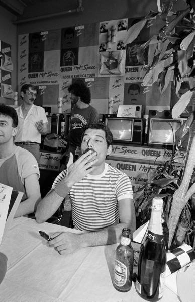 Hot Space autograph session