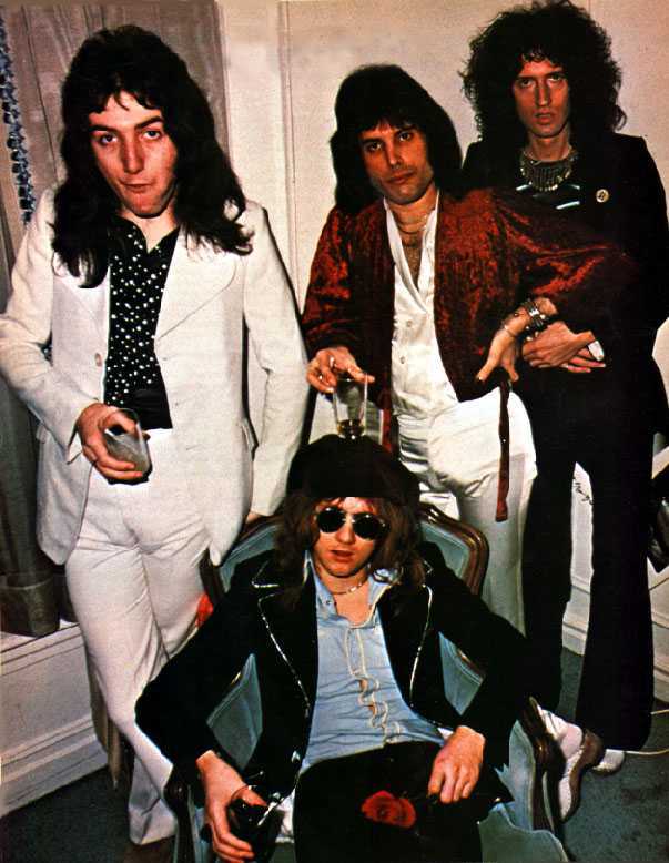 Mercury, May, Taylor y Deacon copeteados  jejejeje