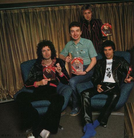 Freddie looks very nice in this pic!!