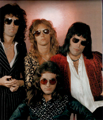 Queen black glasses