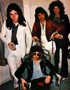 Mercury, May, Taylor y Deacon copeteados  jejejeje