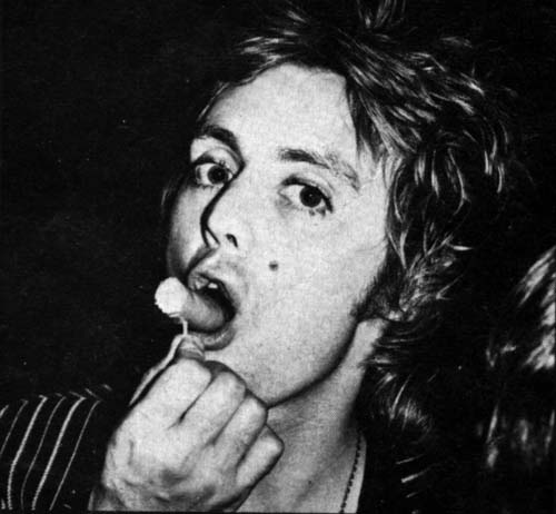 roger comiendo (que ya se meta eso a la boca!)