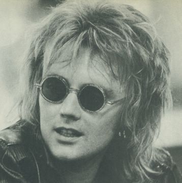 roger taylor, guapisimo con esos lentes
