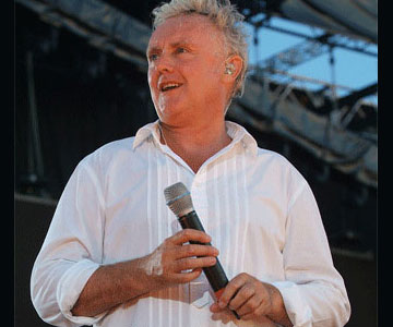 Ahhh Roger Taylor looking happy as ever!!
