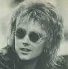 roger taylor, guapisimo con esos lentes