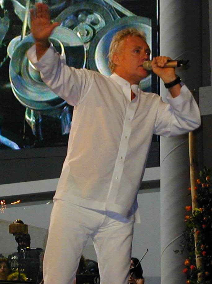 Roger singin' Radio Ga Ga at Pavarotti&Friends